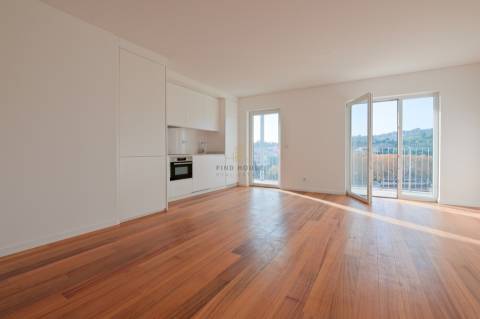 Arrenda-se apartamento T2 com garagem na Estrela, Lisboa