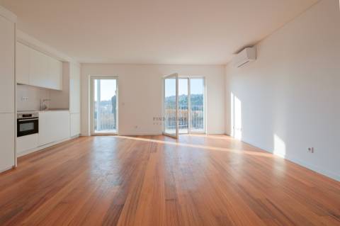 Arrenda-se apartamento T2 com garagem na Estrela, Lisboa