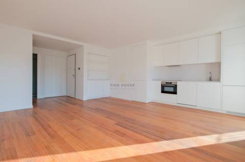 Arrenda-se apartamento T2 com garagem na Estrela, Lisboa