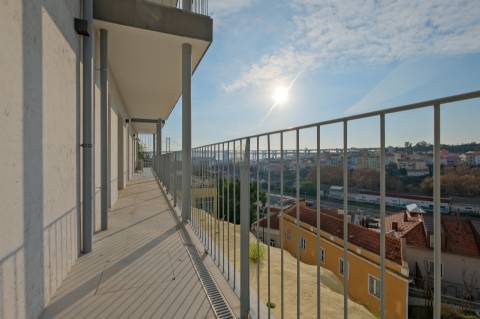 Arrenda-se apartamento T2 com garagem na Estrela, Lisboa