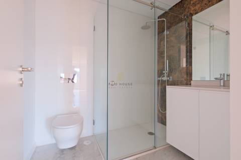 Arrenda-se apartamento T2 com garagem na Estrela, Lisboa