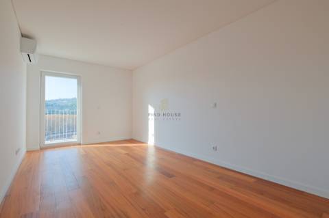 Arrenda-se apartamento T2 com garagem na Estrela, Lisboa