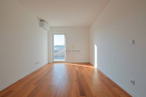 Arrenda-se apartamento T2 com garagem na Estrela, Lisboa