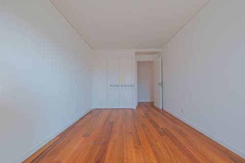 Arrenda-se apartamento T2 com garagem na Estrela, Lisboa