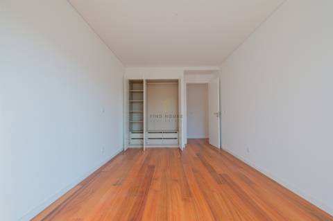 Arrenda-se apartamento T2 com garagem na Estrela, Lisboa