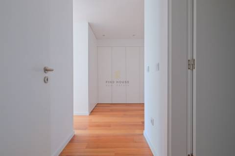 Arrenda-se apartamento T2 com garagem na Estrela, Lisboa