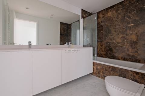 Arrenda-se apartamento T2 com garagem na Estrela, Lisboa