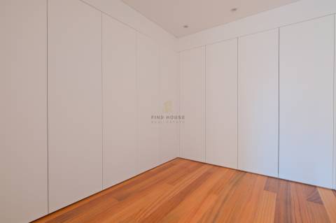 Arrenda-se apartamento T2 com garagem na Estrela, Lisboa