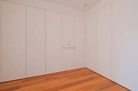 Arrenda-se apartamento T2 com garagem na Estrela, Lisboa