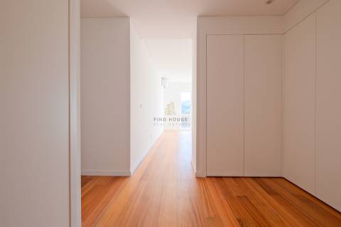 Arrenda-se apartamento T2 com garagem na Estrela, Lisboa