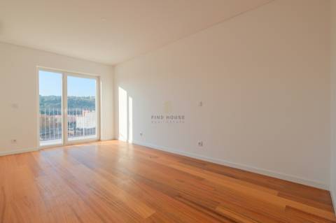 Arrenda-se apartamento T2 com garagem na Estrela, Lisboa