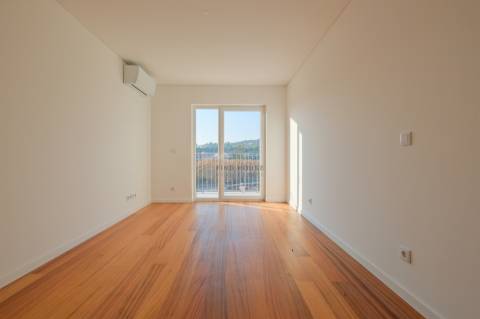 Arrenda-se apartamento T2 com garagem na Estrela, Lisboa