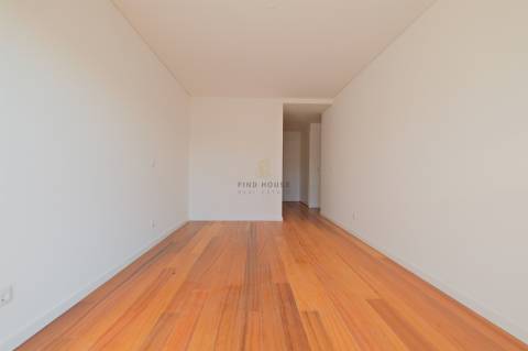 Arrenda-se apartamento T2 com garagem na Estrela, Lisboa