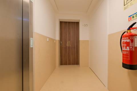 Arrenda-se apartamento T2 com garagem na Estrela, Lisboa