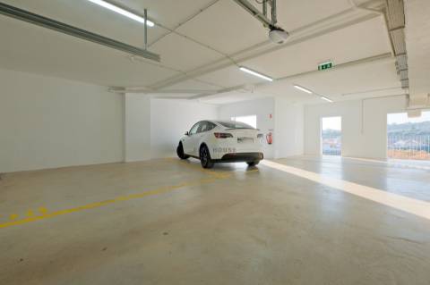 Arrenda-se apartamento T2 com garagem na Estrela, Lisboa