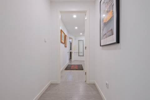 Apartamento T3 com 3 Suites e Garagem Box no Parque dos Poetas, Paço de Arcos