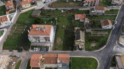 Vende-se lote de terreno com 696m2 para construção de moradia em Casal de Cambra