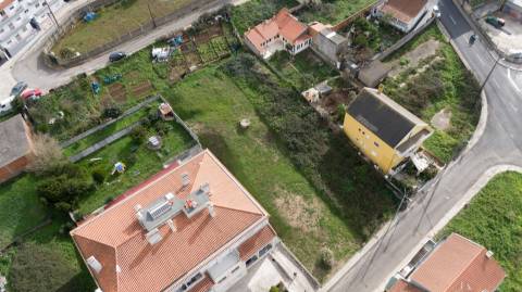 Vende-se lote de terreno com 696m2 para construção de moradia em Casal de Cambra