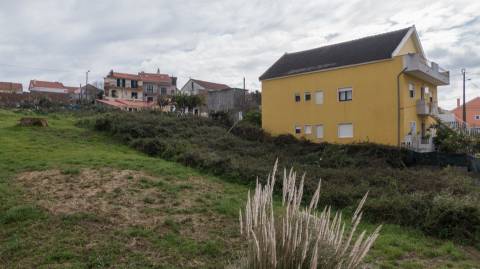 Vende-se lote de terreno com 696m2 para construção de moradia em Casal de Cambra