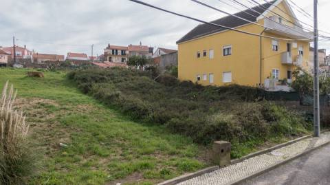Vende-se lote de terreno com 696m2 para construção de moradia em Casal de Cambra