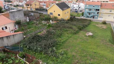 Vende-se lote de terreno com 696m2 para construção de moradia em Casal de Cambra