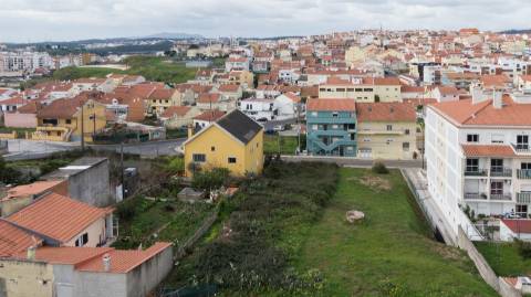Vende-se lote de terreno com 696m2 para construção de moradia em Casal de Cambra