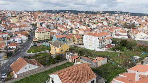 Vende-se lote de terreno com 696m2 para construção de moradia em Casal de Cambra