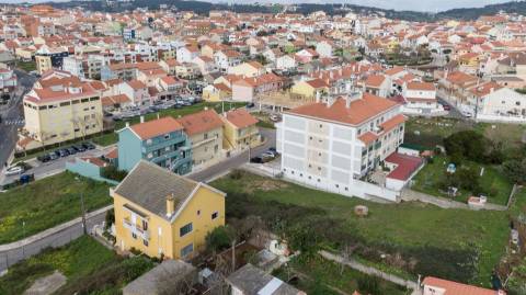 Vende-se lote de terreno com 696m2 para construção de moradia em Casal de Cambra