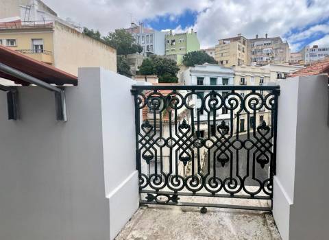 Apartamento T2 totalmente remodelado em São Vicente, Lisboa