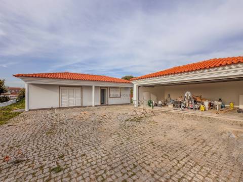 Moradia Isolada T4+1 totalmente remodelada em Esmoriz