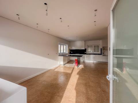 Moradia Isolada T4+1 totalmente remodelada em Esmoriz