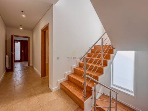 Moradia Isolada T4+1 totalmente remodelada em Esmoriz