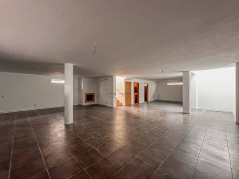 Moradia Isolada T4+1 totalmente remodelada em Esmoriz