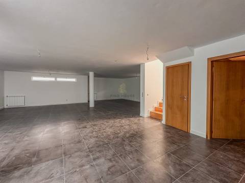 Moradia Isolada T4+1 totalmente remodelada em Esmoriz