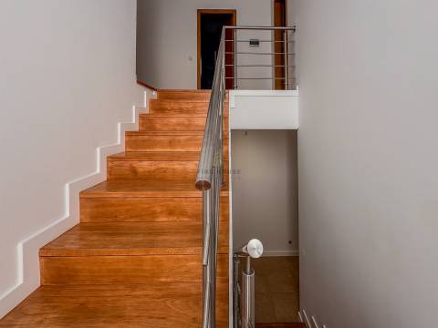 Moradia Isolada T4+1 totalmente remodelada em Esmoriz