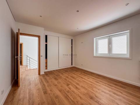 Moradia Isolada T4+1 totalmente remodelada em Esmoriz