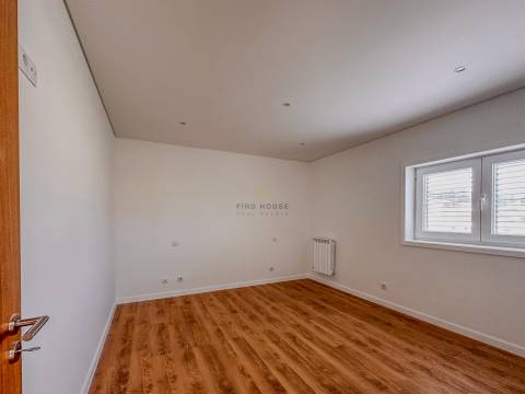 Moradia Isolada T4+1 totalmente remodelada em Esmoriz