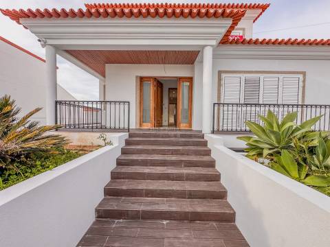 Moradia Isolada T4+1 totalmente remodelada em Esmoriz