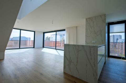 Vende-se Penthouse T4 Duplex com vista para a Ria, em Aveiro