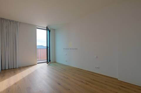 Vende-se Penthouse T4 Duplex com vista para a Ria, em Aveiro