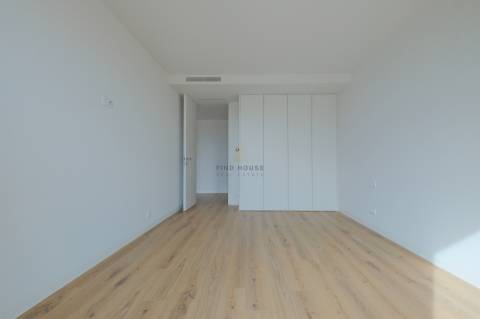 Vende-se Penthouse T4 Duplex com vista para a Ria, em Aveiro