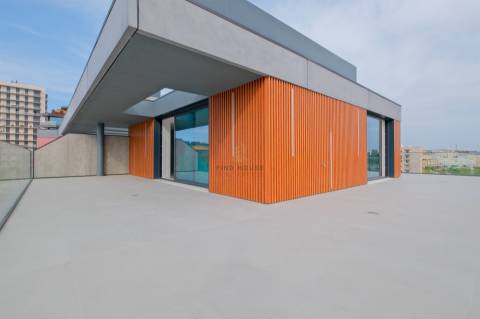 Vende-se Penthouse T4 Duplex com vista para a Ria, em Aveiro