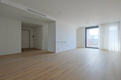 Apartamento T3 com garagem Box e vista para a Ria, em Aveiro