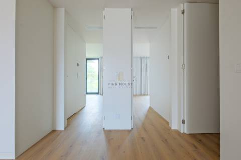 Apartamento T3 com garagem Box e vista para a Ria, em Aveiro