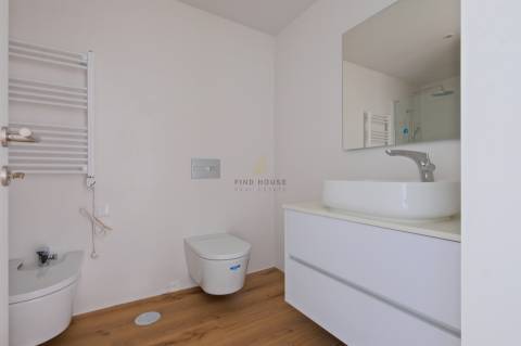 Apartamento T3 com garagem Box e vista para a Ria, em Aveiro