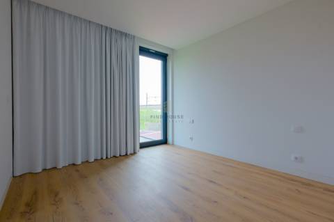 Apartamento T3 com garagem Box e vista para a Ria, em Aveiro