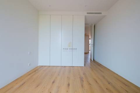 Apartamento T3 com garagem Box e vista para a Ria, em Aveiro