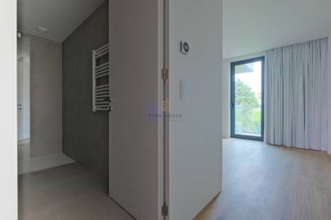 Apartamento T3 com garagem Box e vista para a Ria, em Aveiro