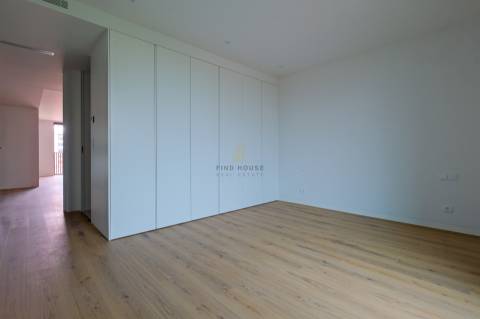 Apartamento T3 com garagem Box e vista para a Ria, em Aveiro