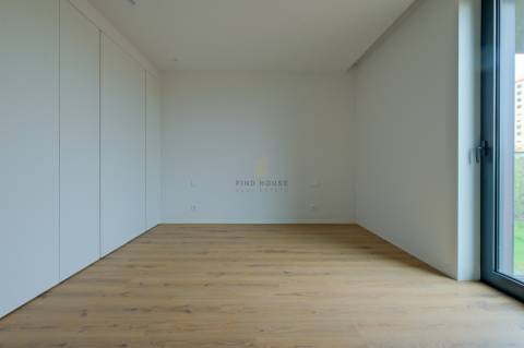 Apartamento T3 com garagem Box e vista para a Ria, em Aveiro